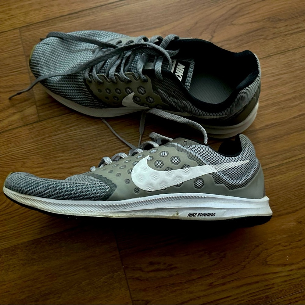Men’s Nike tennis shoes